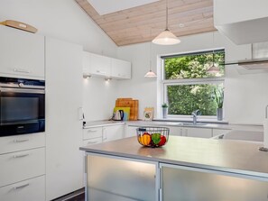 Refrigerador, microondas, lavavajillas, utensilios de cocina