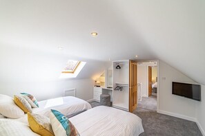 3 bedrooms, iron/ironing board, WiFi, bed sheets - 3 Bed Cottage - Sleeps 6 - Garden - Parking - Wifi (Dumfries)