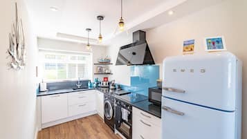 Frigorífico, microondas, horno y placa de cocina