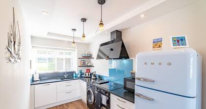 3 Bed Cottage-Sleeps 6-Garden-Free Parking