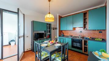 Fridge, oven, stovetop, coffee/tea maker