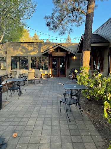  Ravens Ridge at Seventh Mountain Guest Favorite: Cozy Top Floor Retreat!