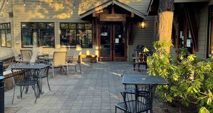 Ravens Ridge at Seventh Mountain Guest Favorite: Cozy Top Floor Retreat!