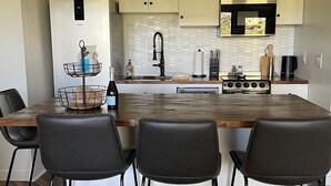 Wasserkocher mit Kaffee-/Teezubehör, Kühlschrank, Mikrowelle, Ofen