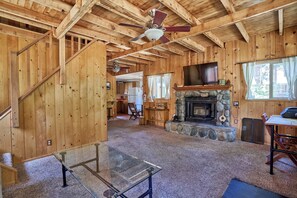 TV, books, printers - Charming Big Bear Cabin (Big Bear)