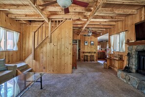 TV, books, printers - Charming Big Bear Cabin (Big Bear)