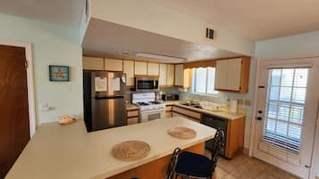 Micro-ondes, four, plaque de cuisson, lave-vaisselle