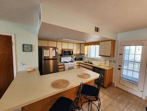 Micro-ondes, four, plaque de cuisson, lave-vaisselle