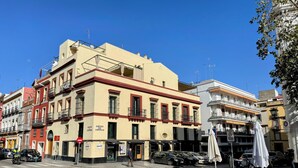 A multi-story building with a ground floor featuring a shop and a restaurant named "Lopez de Arenas". - Urban Elegance Close to the Bullring 2BR · 2BA (Sevilla)