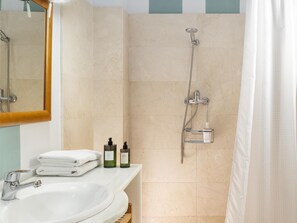 Dusche, Haartrockner, Handtücher, Seife