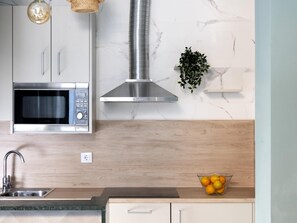 Fridge, oven, stovetop, coffee/tea maker
