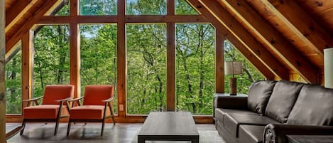 TV connectée, cheminée, jeux vidéo, table de tennis de table