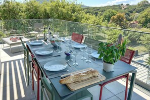 Outdoor dining - Apt 3 bedrooms with terrace, St. Maxime, France (St. Maxime)