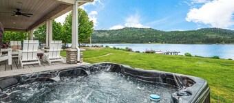 Waterfront, Boat Lift, Hot Tub, Luxury Farmhouse
