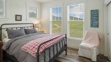 6 bedrooms, desk, iron/ironing board, free WiFi