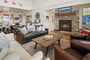 Smart-tv, een open haard en boeken