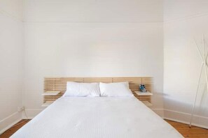 3 bedrooms, iron/ironing board, WiFi, bed sheets - Eat, Sleep, Wander - close to Chapel St
 (South Melbourne)