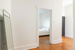 3 bedrooms, iron/ironing board, WiFi, bed sheets - Eat, Sleep, Wander - close to Chapel St
 (South Melbourne)