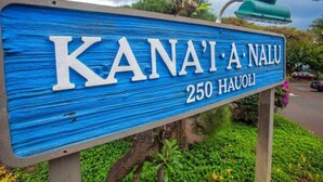 Een blauw bord met witte letters waarop 'KANAI-A-NALU 250 HAUOLI' staat.
