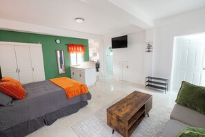 1 soverom, skrivebord, strykejern/-brett og wi-fi (inkludert)
