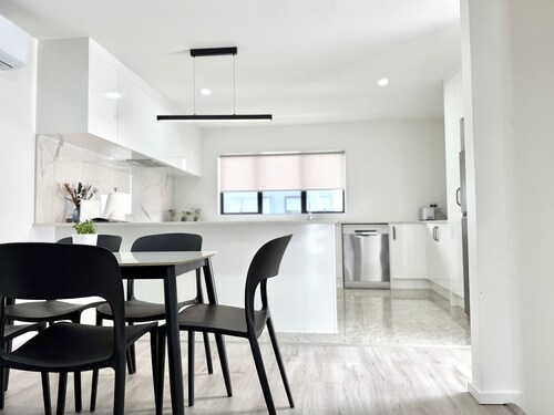 3BR Cozy Auckland Holiday Home near Westgate Outlet shops