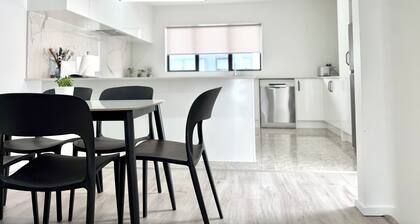 3BR Auckland Holiday Home close to shops and Costco