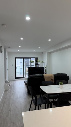 Interior - 3BR Cozy Auckland Holiday Home near Westgate Outlet shops (Auckland)