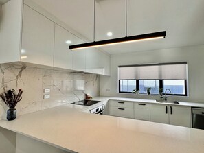 Een koelkast, een magnetron, een oven, een kookplaat