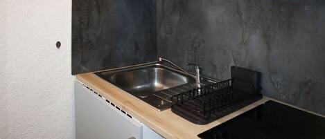 Réfrigérateur, batterie de cuisine, vaisselle et ustensiles
