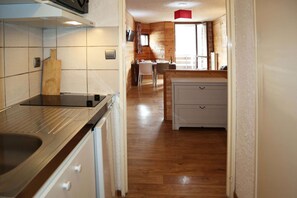 Fridge, cookware/dishes/utensils - Studio for 4 people in the heart of the resort of Les Orres 1650 (LES ORRES 1650)