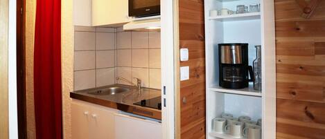 Fridge, cookware/dishes/utensils