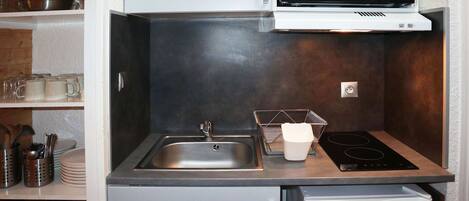 Réfrigérateur, batterie de cuisine, vaisselle et ustensiles