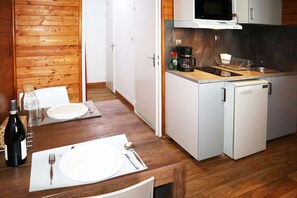 Fridge, cookware/dishes/utensils - Studio for 2 people in the heart of the resort of Les Orres 1650 (LES ORRES 1650)