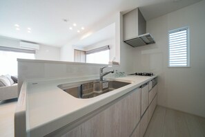 Full-sized fridge, microwave, stovetop, electric kettle - LUMIERE VISTA (Sapporo)