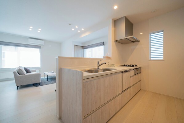 Full-sized fridge, microwave, stovetop, electric kettle - LUMIERE VISTA (Sapporo)