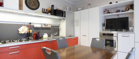 Fridge, oven, dishwasher, cookware/dishes/utensils