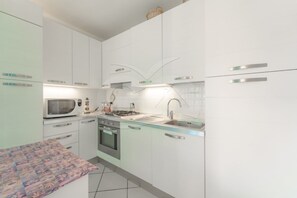 Kühlschrank, Mikrowelle, Ofen, Geschirrspüler