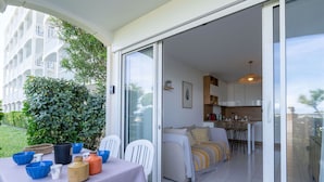 Un appartement moderne doté d’un balcon, d’un coin repas et d’une cuisine.
