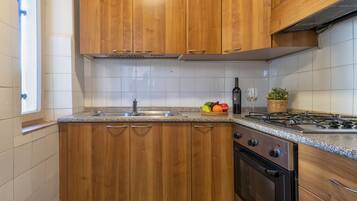 Fridge, cookware/dishes/utensils