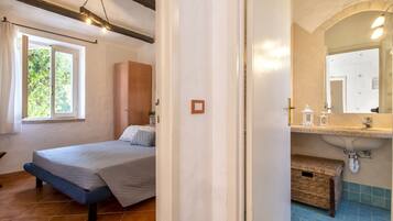 2 bedrooms, iron/ironing board, Internet