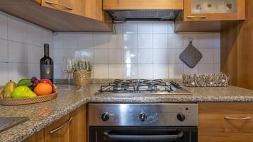 Fridge, cookware/dishes/utensils