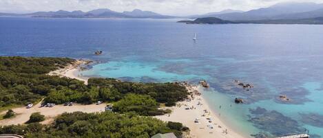 Una spiaggia nelle vicinanze