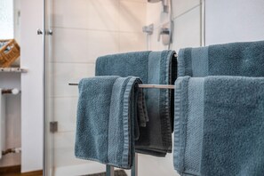 Dusche, Haartrockner, Handtücher