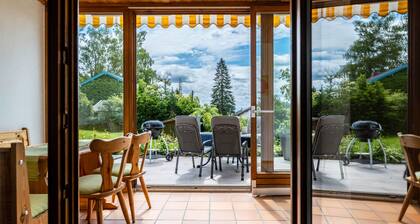 Ferienwohnung Köberich mit Bergblick, privater Terrasse und großem Garten