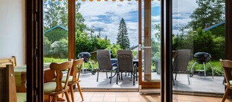 Köberich Apartment with Mountain Views, Private Terrace, and Spacious Garden