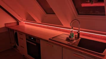 Køleskab, mikrobølgeovn, ovn, kogeplade