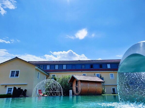 A heated pool - Apartment 'Ferienwohnung Landliebe' with Shared Pool, Shared Terrace and Wi-Fi (Klipphausen)