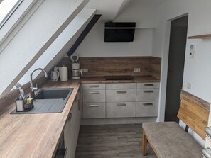 Fridge, microwave, oven, stovetop - Apartment 'Ferienwohnung Landliebe' with Shared Pool, Shared Terrace and Wi-Fi (Klipphausen)