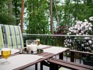 Outdoor dining - Holiday Home 'Am Kiefernweg 1' with Lake View, Private Terrace and Private Garden (Schwielochsee)