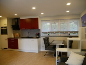 Jääkaappi, uuni, liesi, astianpesukone